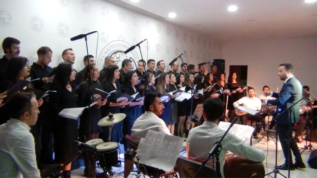 Erciş\'te öğretmenler korosundan muhteşem konser