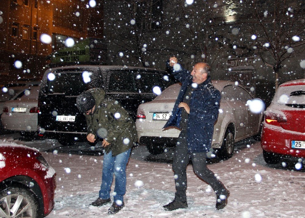 Erzurum\'da lapa lapa kar kenti beyaza bürüdü