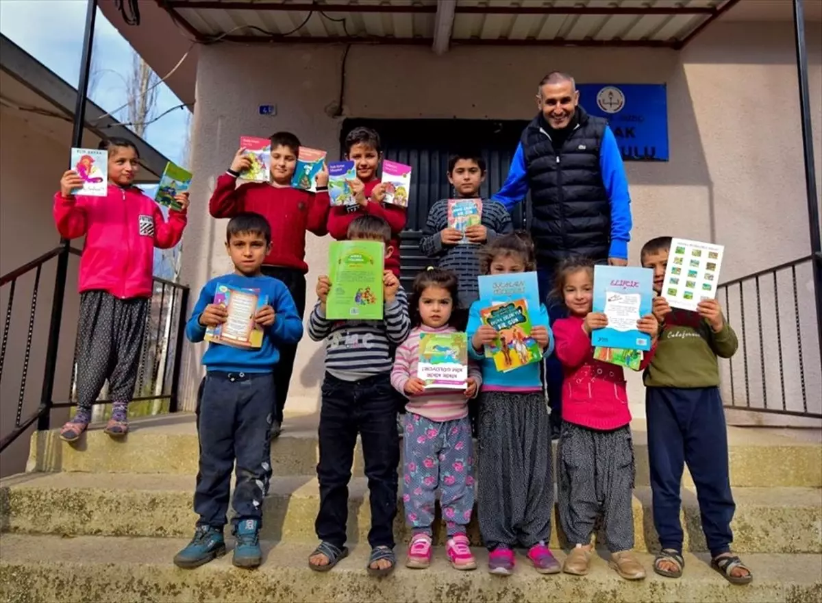 Fotoğraf sanatçılarından köy okullarına kitap yardımı