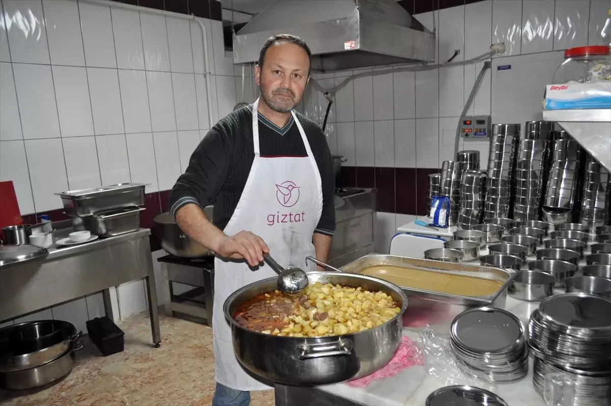 Gölcük Muş Ziyaretliler derneğinden ihtiyaç sahibi ailelere yemek yardımı