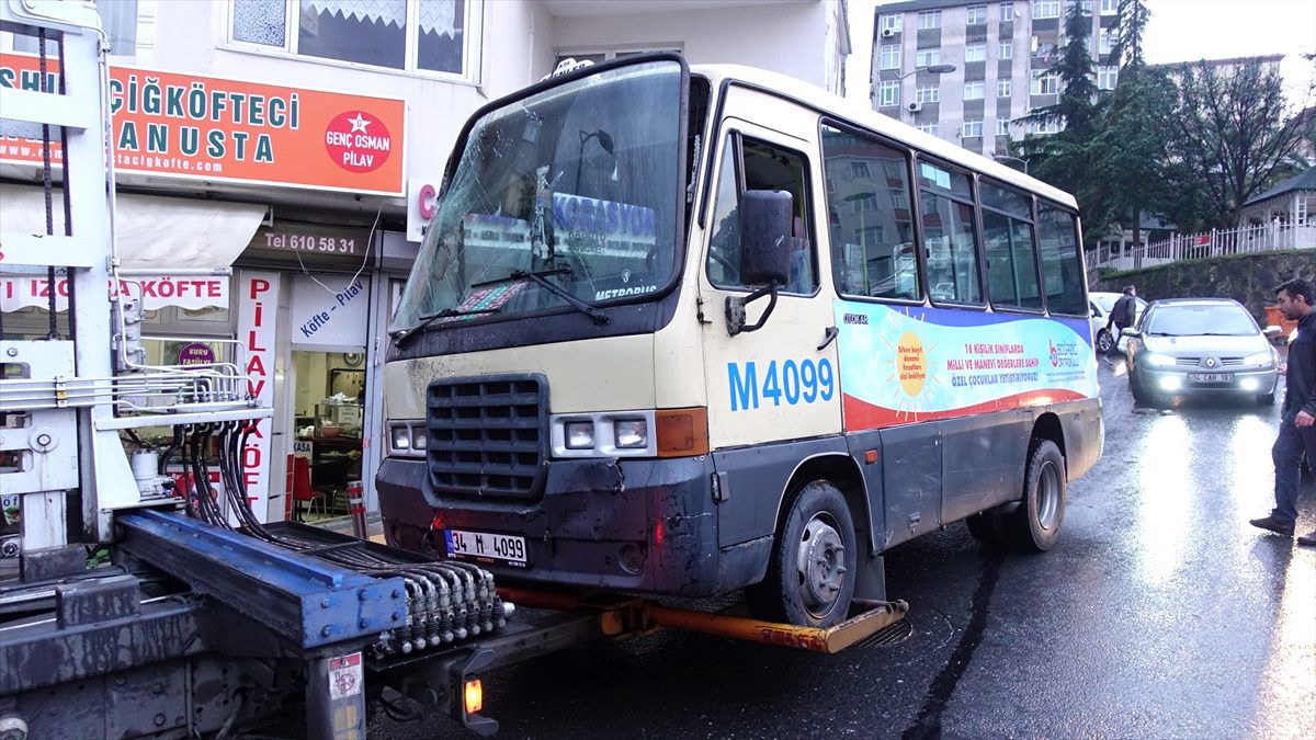 Güngören\'de binanın duvarına çarpan minibüsteki 3 yolcu yaralandı