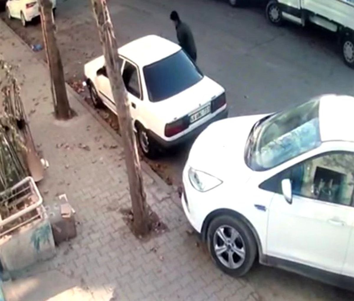 Hırsızlar otomobilden cüzdanı böyle çaldı