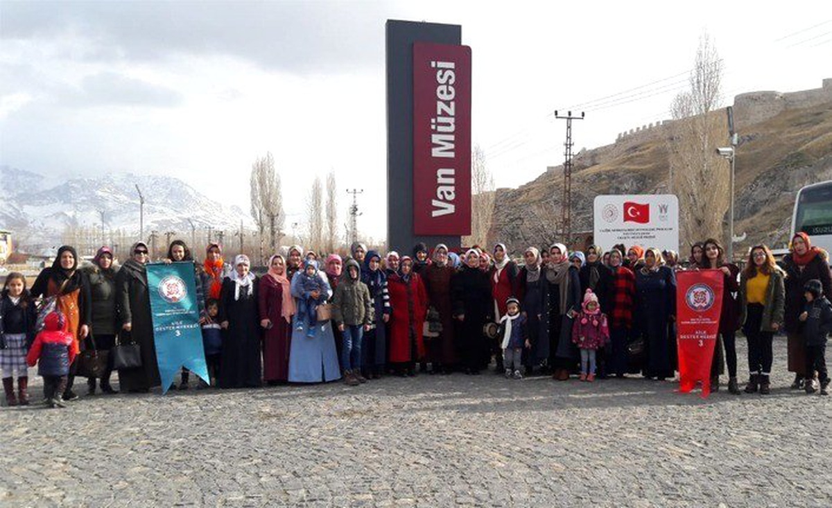 İpekyolu Kevenli ADEM kursiyerleri tarihi Van evlerini ve Van müzesini gezdi