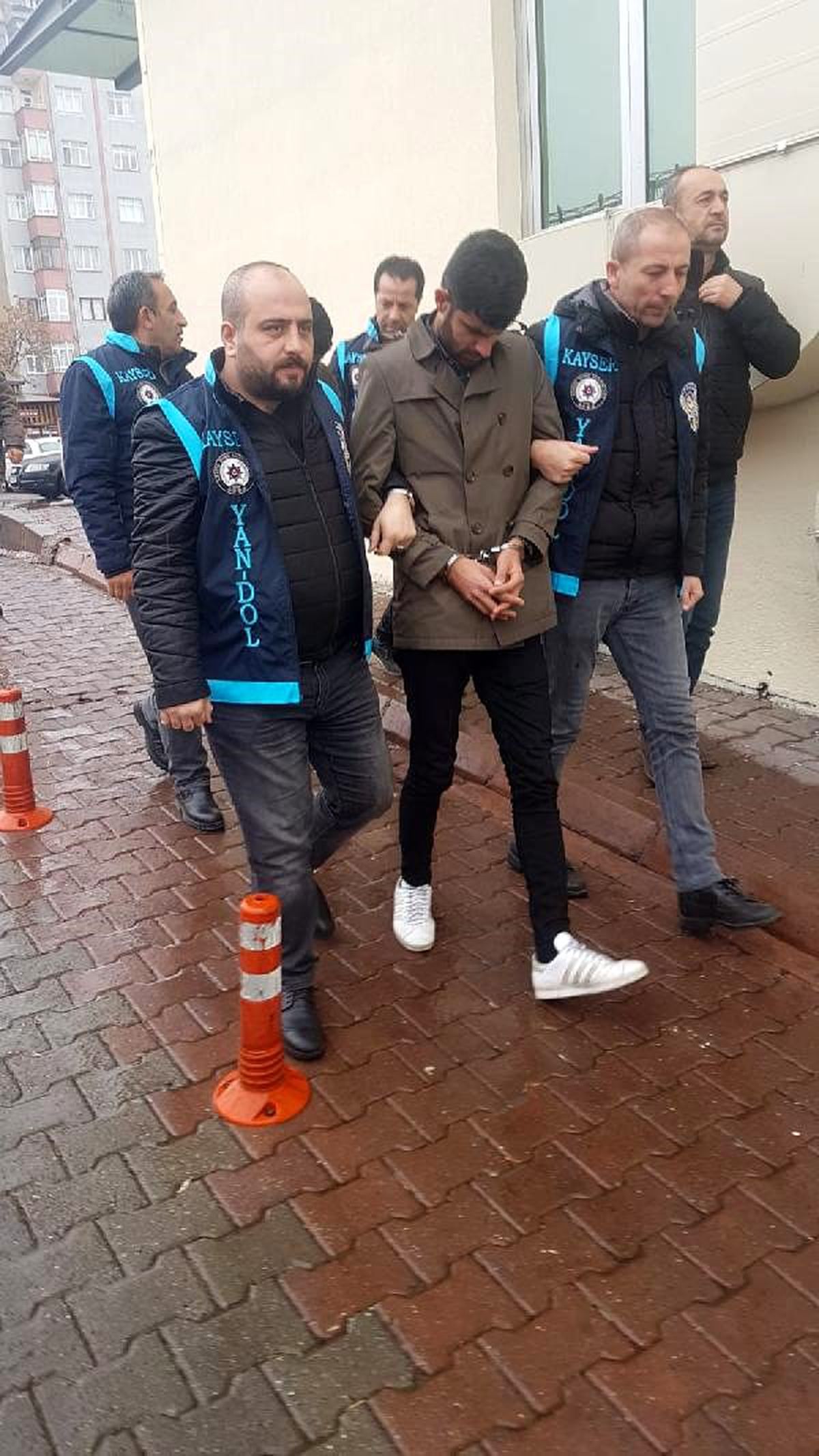 İşçi emeklisini dolandıran 2 kişi, adliyede