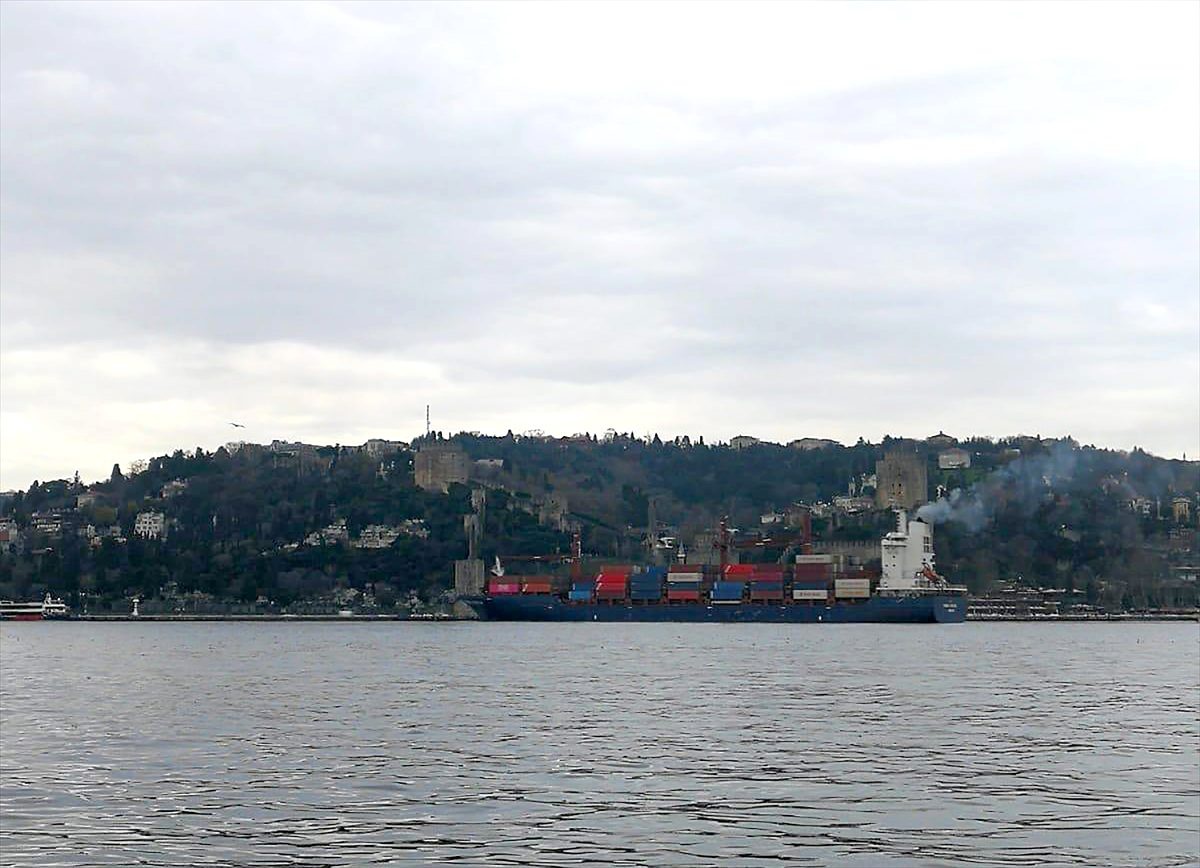 İstanbul Boğazı\'nda karaya oturan yük gemisi kurtarıldı