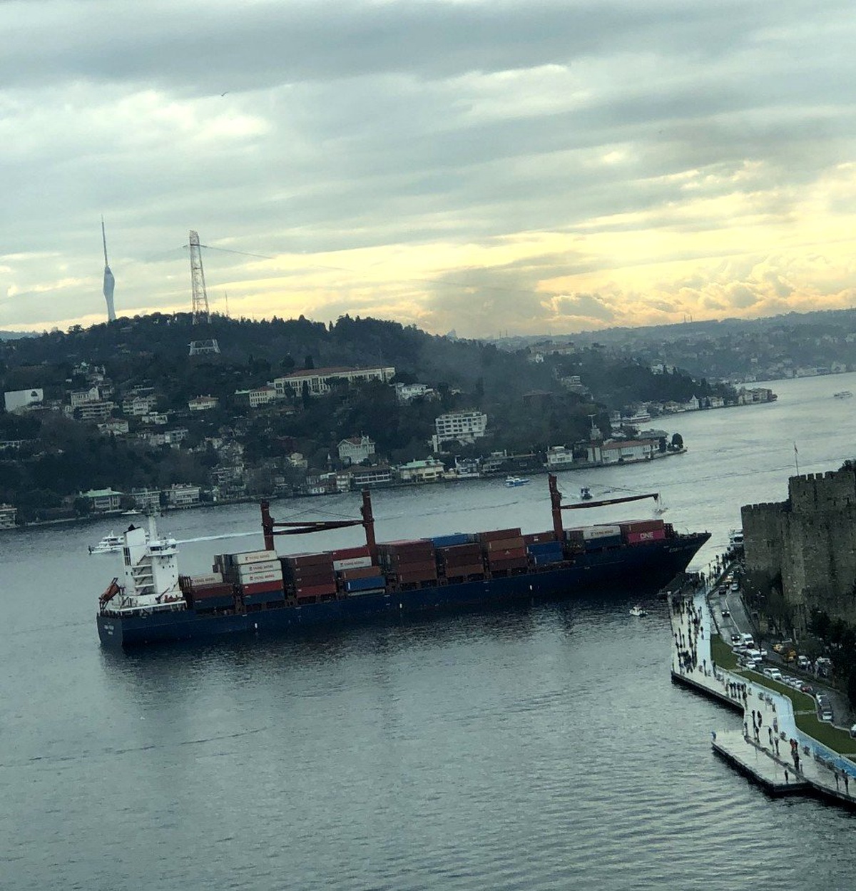 İstanbul Boğazı\'nda Rumeli Hisarı açıklarında bir yük gemisi kıyıya çarptı.