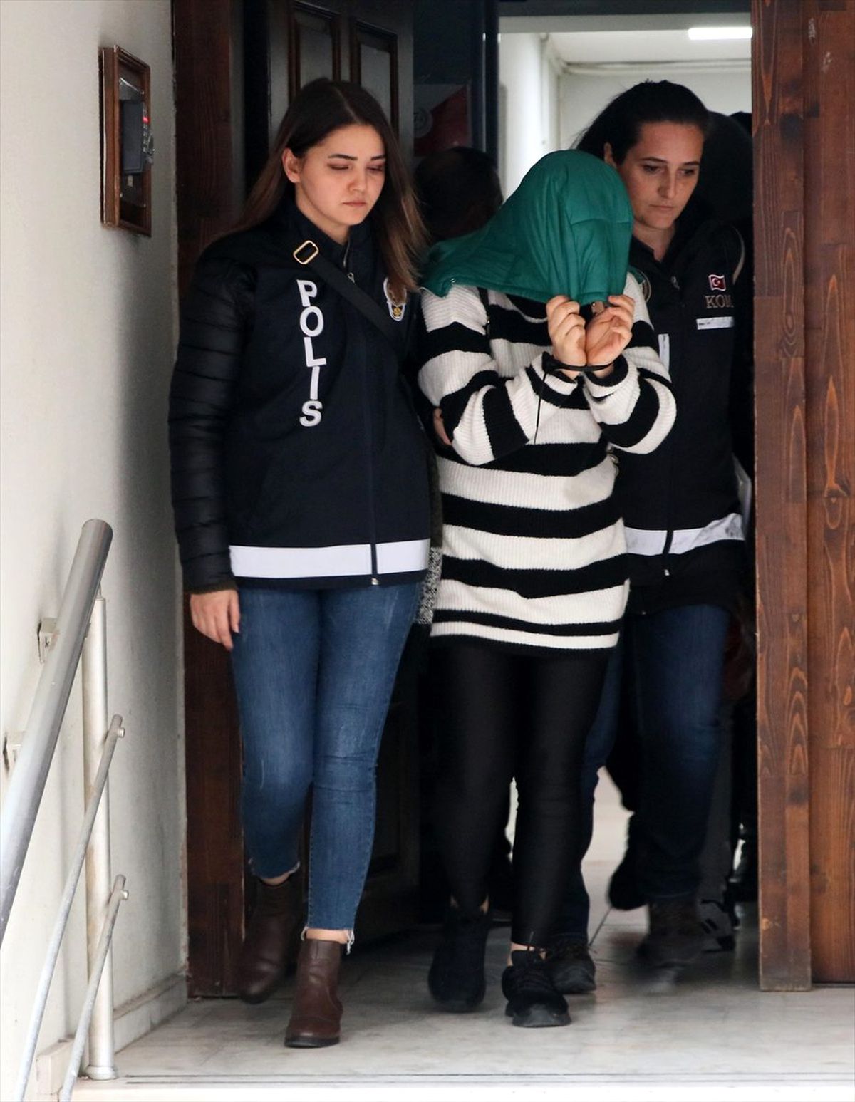 İzmir\'de bilinçli kaza yapıp sigorta şirketlerini dolandıran suç örgütüne operasyon