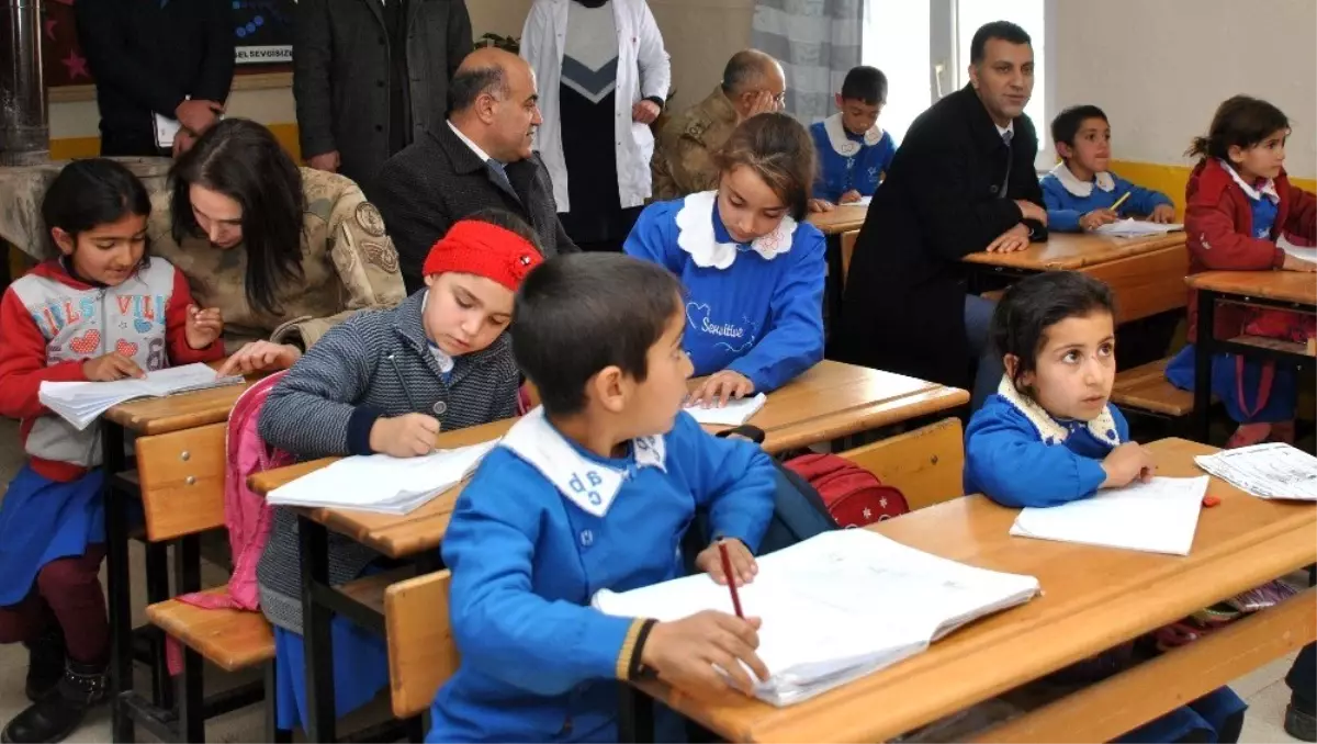 Kadın astsubaylardan okul ziyareti