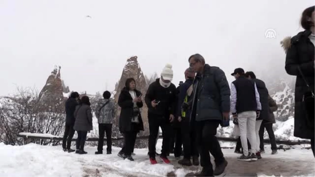 Kapadokya\'da kar peribacalarını beyaza bürüdü