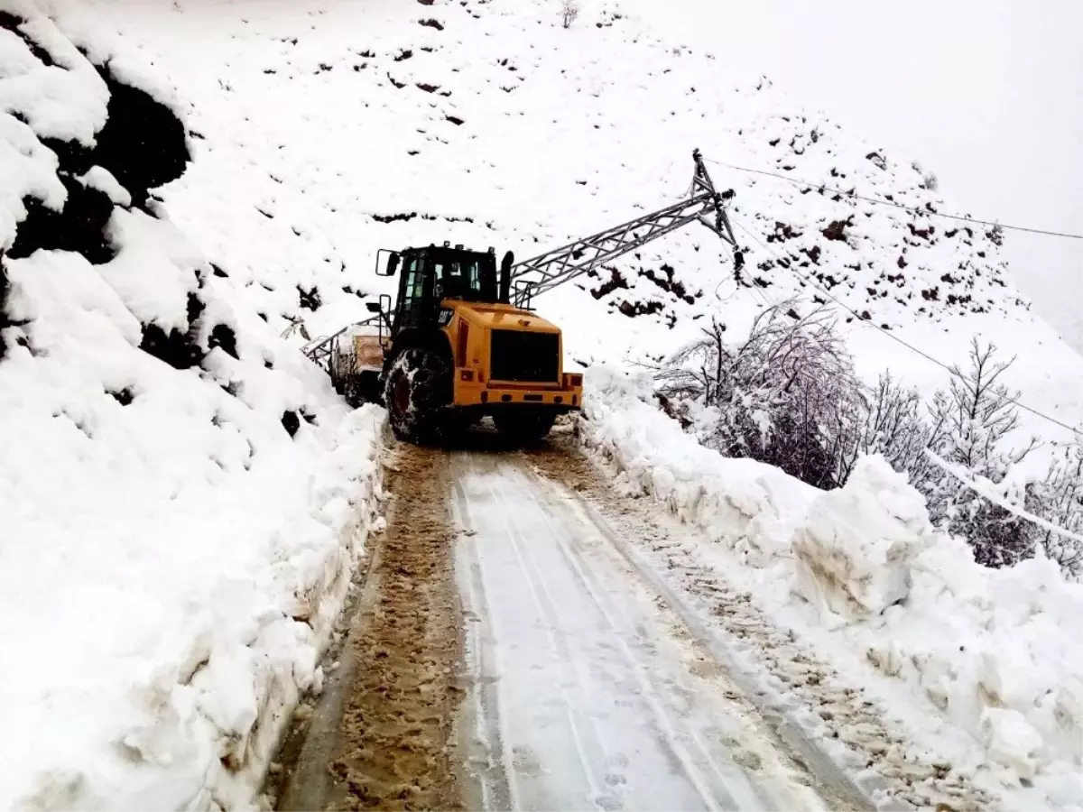 Kar nedeniyle 205 mahalle yolu ulaşıma kapandı