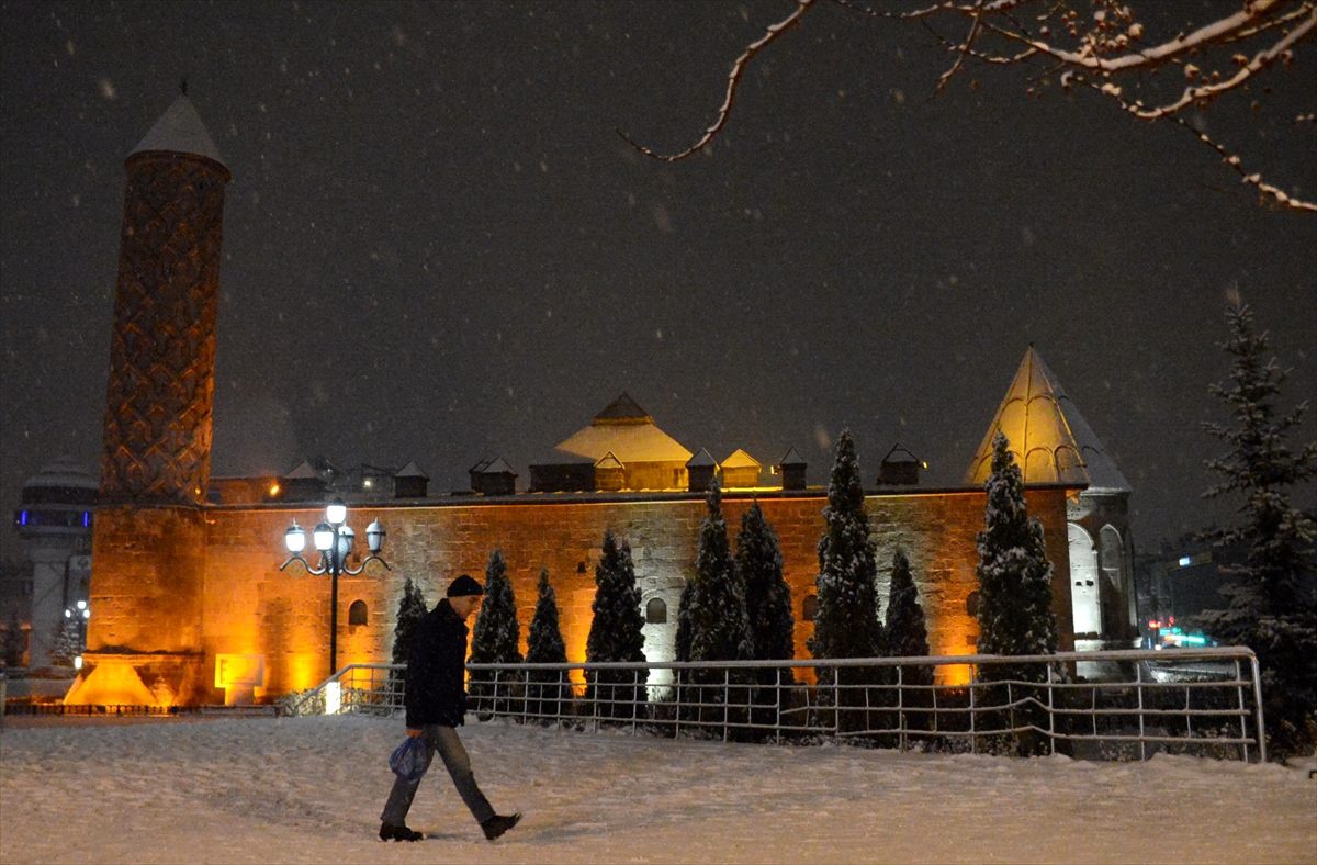 Kar yağışı Erzurum\'u beyaz örtüyle kapladı