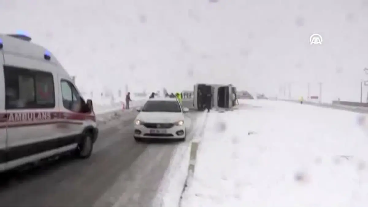 Karaman\'da yolcu otobüsü devrildi: 22 yaralı