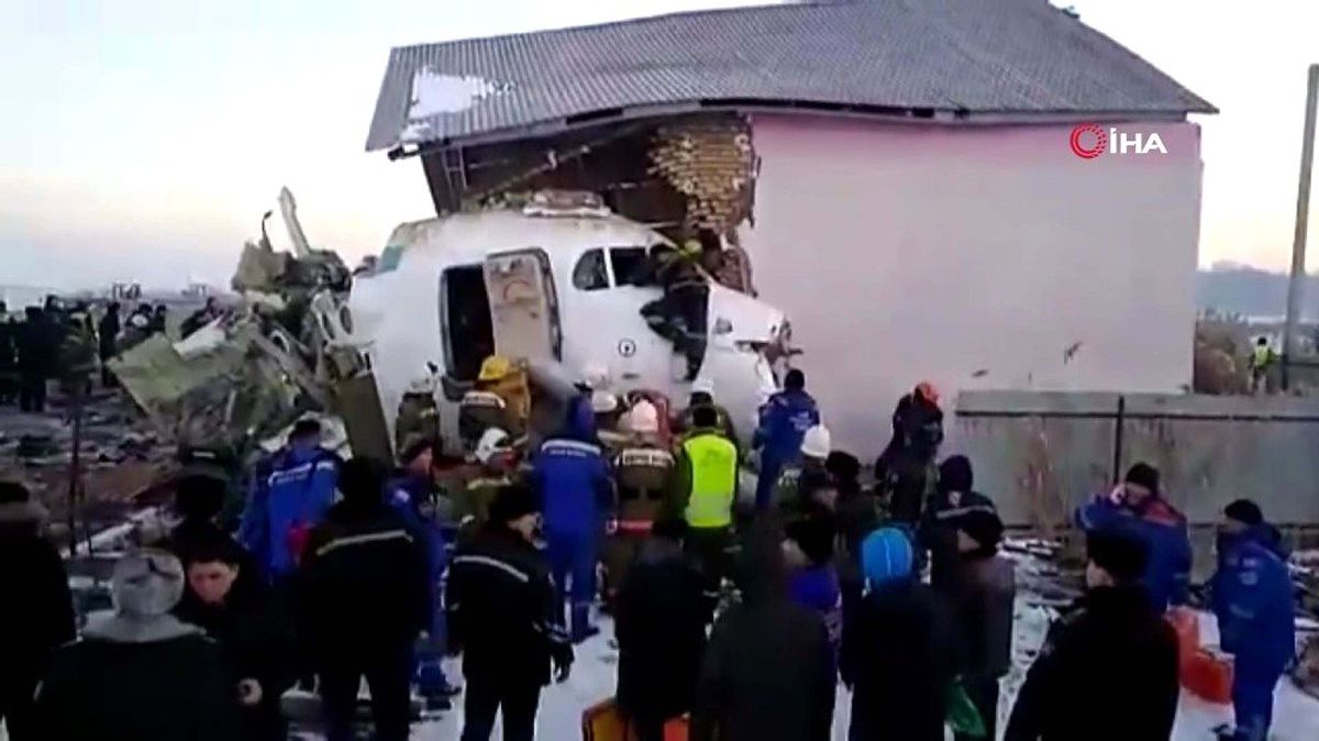 Kazakistan\'da uçak düştü: 14 ölü