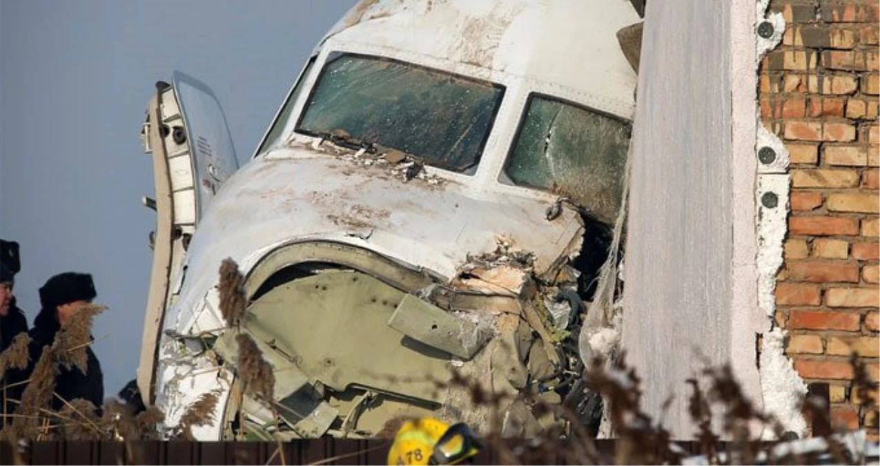 Kazakistan\'daki korkunç uçak kazasından sevindirici detay geldi! O anlar kamerada