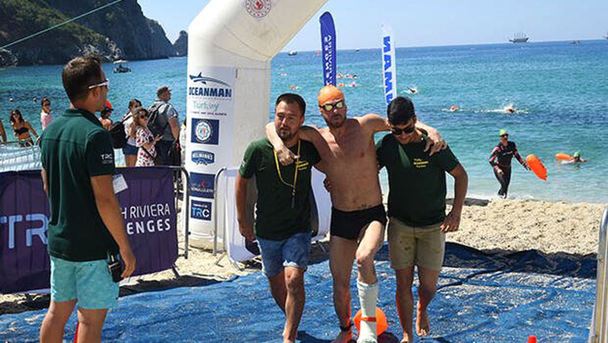 Kırılmış ve alçıdaki ayağı ile kilometrelerce yüzdü