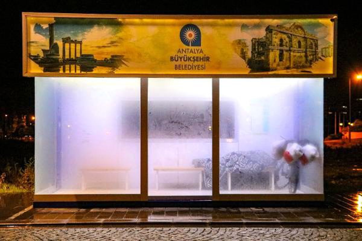 Klimalı duraklar evsizlere ev oldu