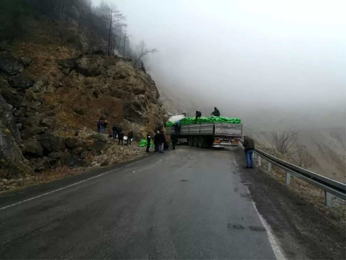 Kömür yüklü tır kontrolden çıktı: Araklı-Bayburt karayolu trafiğe kapandı