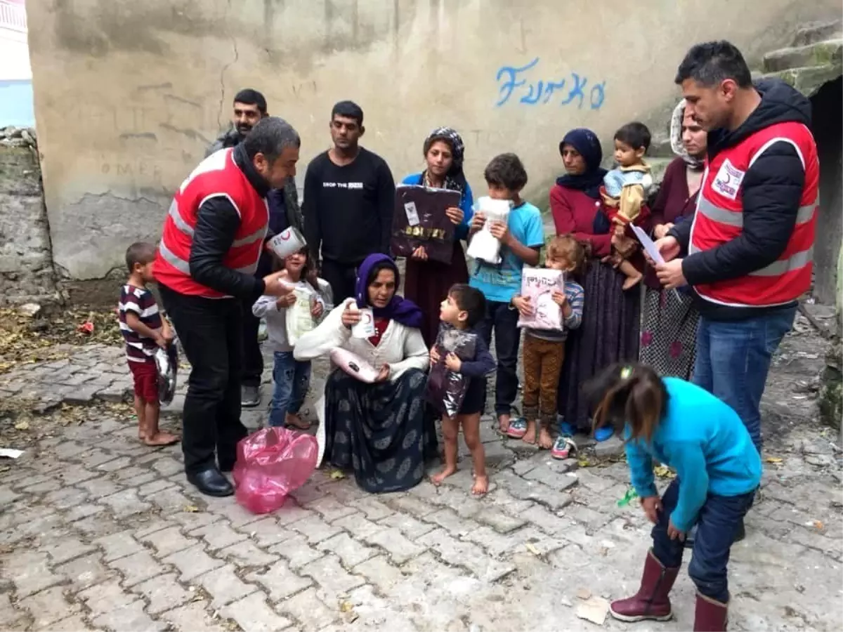 Kurtalan Kızılay Şubesinden gıda ve giyim yardımı