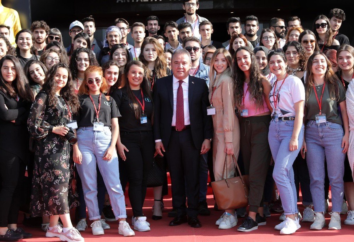 Lise mezunları 1 yıl daha toplu ulaşım indirimden yararlanacak