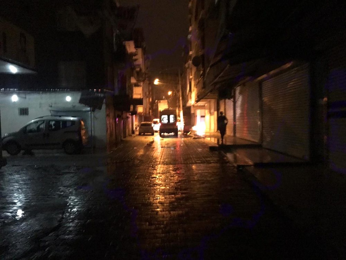 Maskeli bir grup yoldan geçen aracı kurşun yağmuruna tuttu