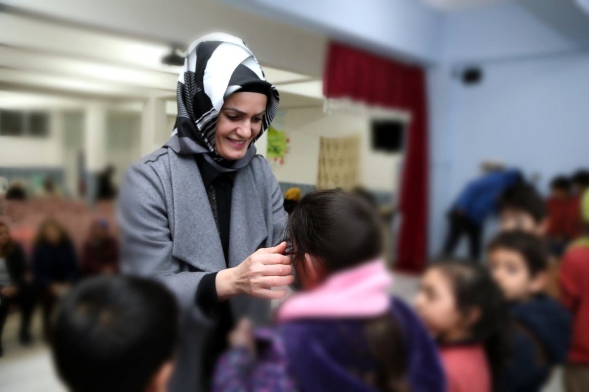 Melek Arı ve gönüllü kadınlar çocuklar üşümesin diye ördü