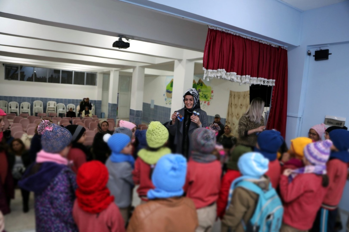 Melek Arı Ve Gönüllü kadınlar çocuklar üşümesin diye ördü