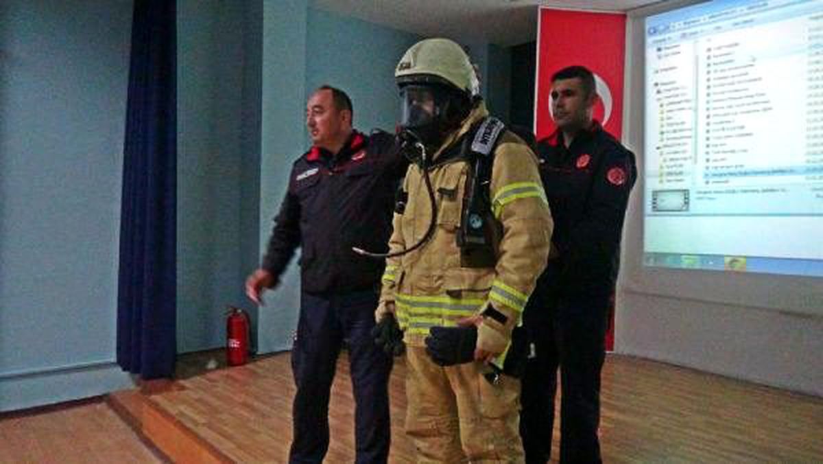 Minik öğrenciler yangın eğitimi aldı