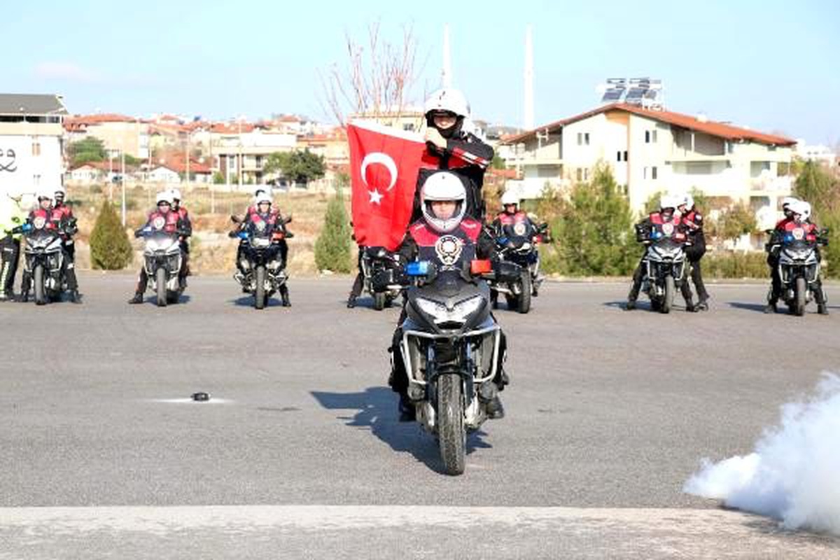 Motosikletli timlerden nefes kesen gösteri