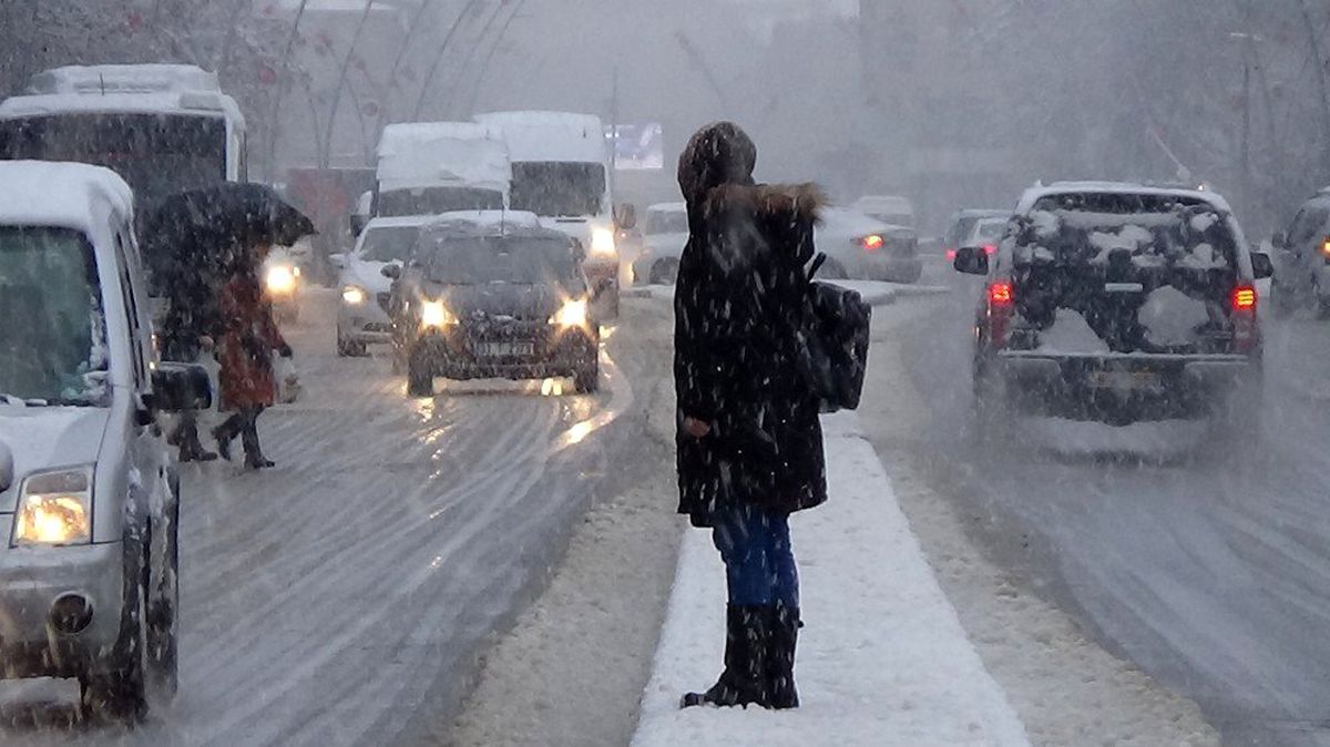 Muş\'ta 56 köy yolu ulaşıma kapandı