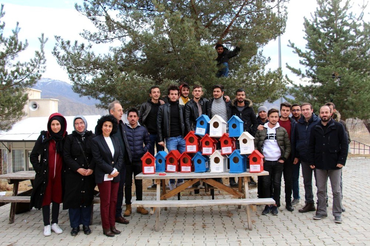 Öğrenciler \'Uçan misafirlerimiz üşümesin\' diye ağaçlara yuva astılar