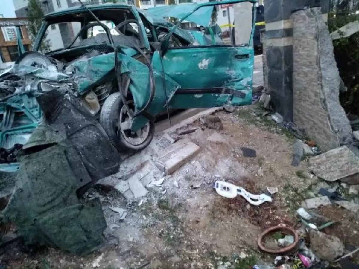 Ortaokul öğrencisi otomobille makas atarken duvara çarptı: 2 ölü - Yeniden