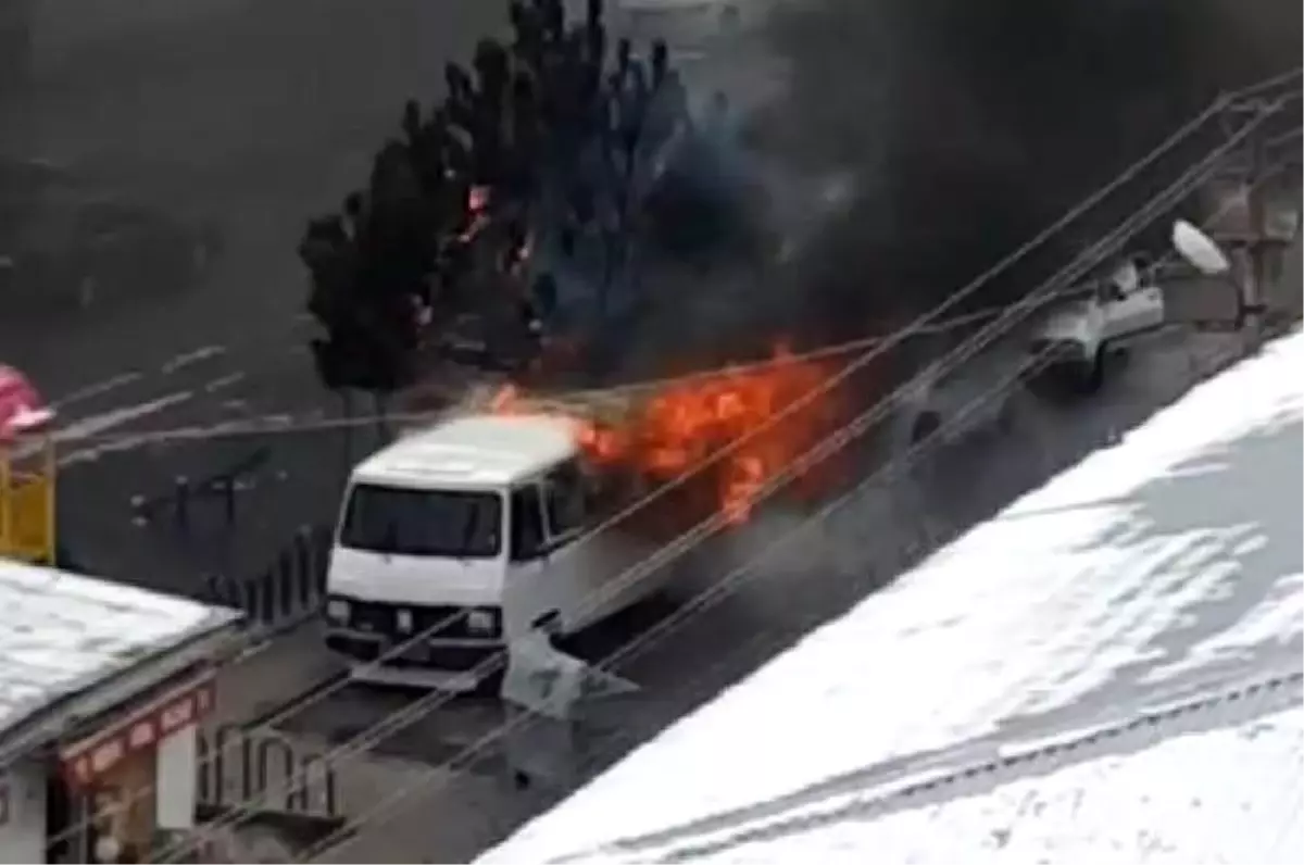 Park halindeki minibüsün yanma anı kamerada