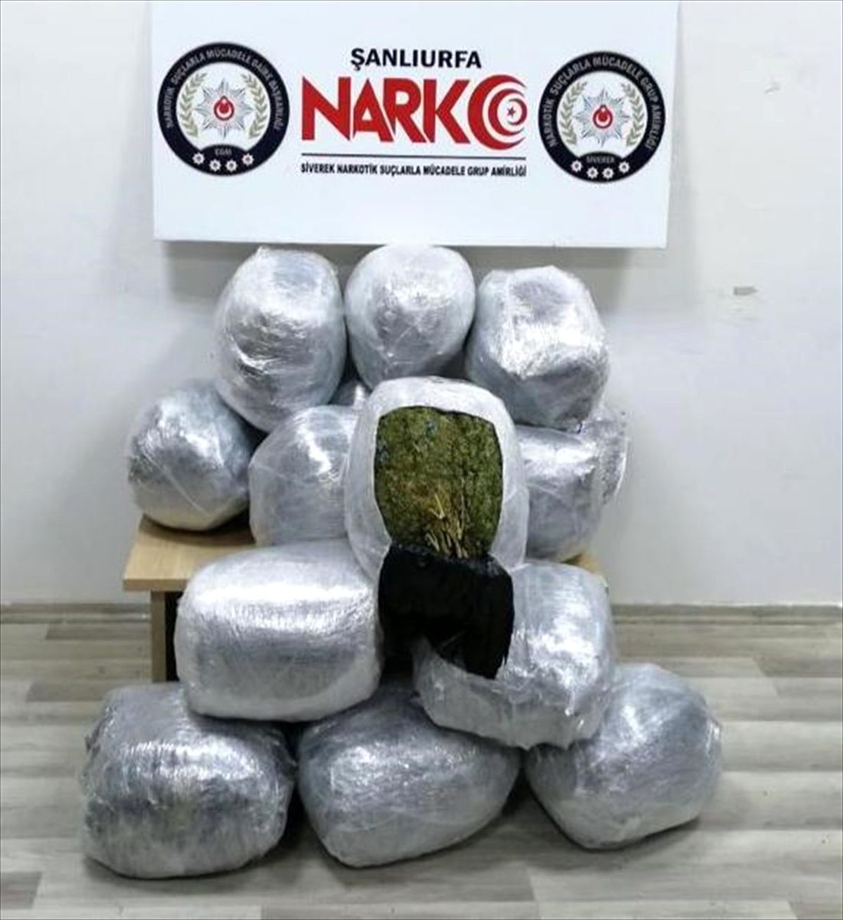 Şanlıurfa\'da "dur" ihtarına uymayan araçta 72 kilo 169 gram esrar ele geçirildi