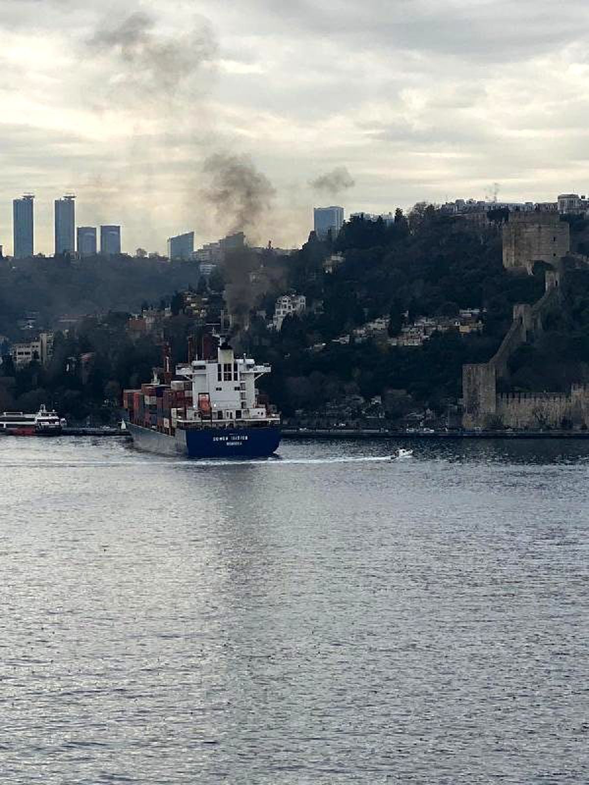 Sarıyer\'de kargo gemisi karaya oturdu (2)