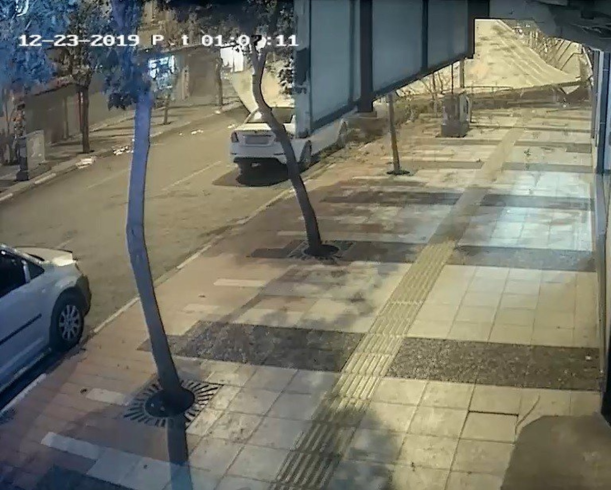 Şiddetli fırtına çatıyı caddenin ortasına uçurdu