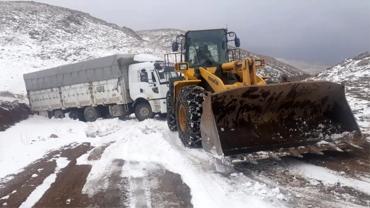 Siirt\'te 18 köy yolu ulaşıma açıldı, mahsur kalan araçlar kurtarıldı