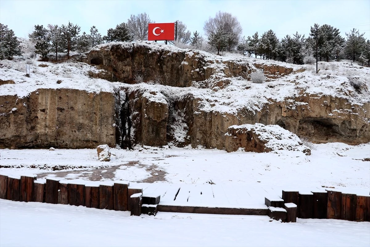 Sivas\'ta 61 köy yolu kar nedeniyle ulaşıma kapandı