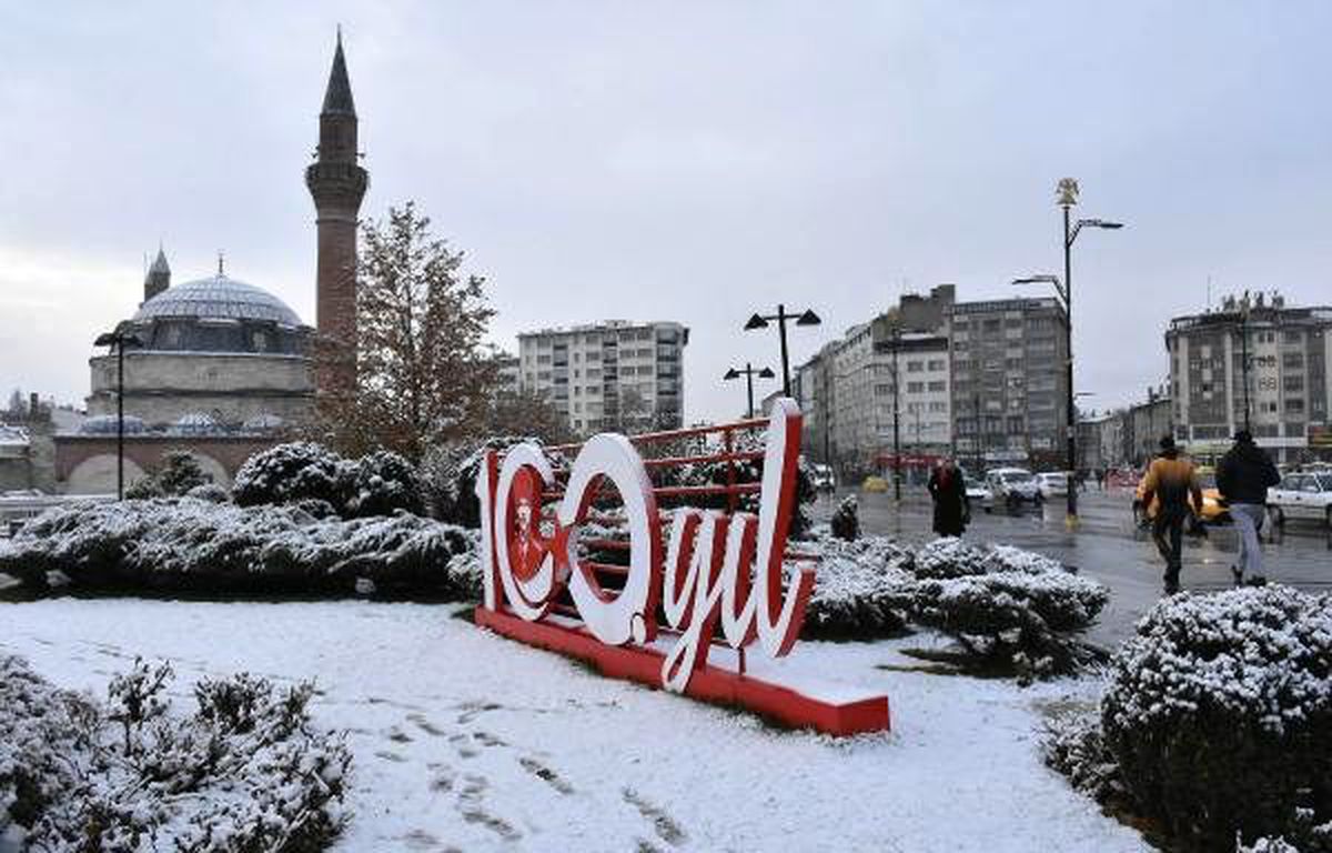 Sivas\'ta 61 köy yolu kardan kapandı