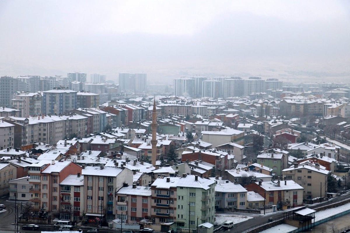 Sivas\'ta kar yağışı etkili oldu, 61 köy ile ulaşım kesildi