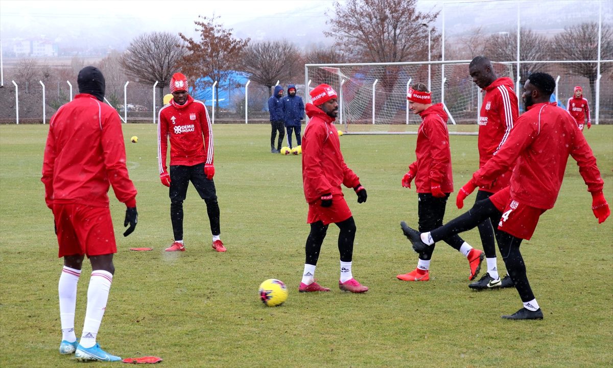 Sivasspor Teknik Direktörü Rıza Çalımbay: "Tek hedefimiz Göztepe maçını kazanmak"