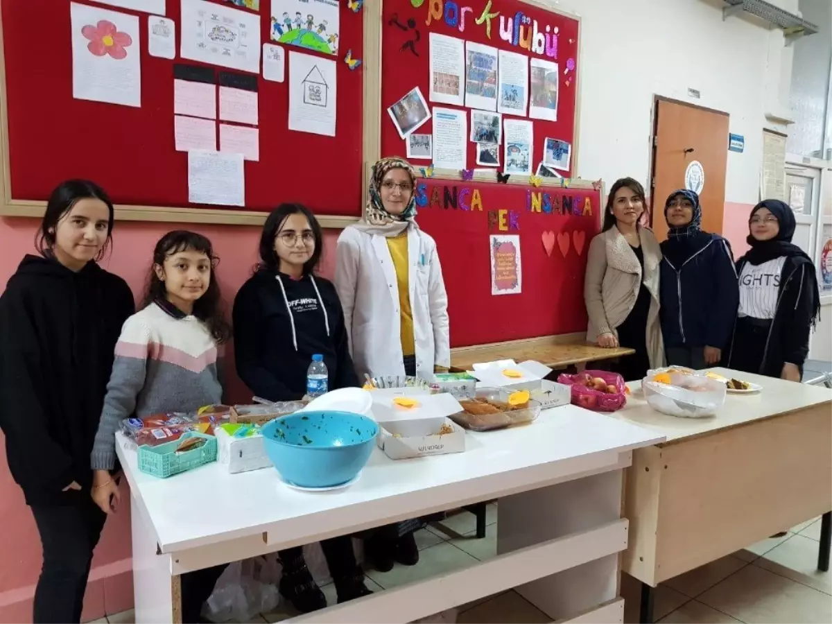 Sokak canlarına mama almak için kermes