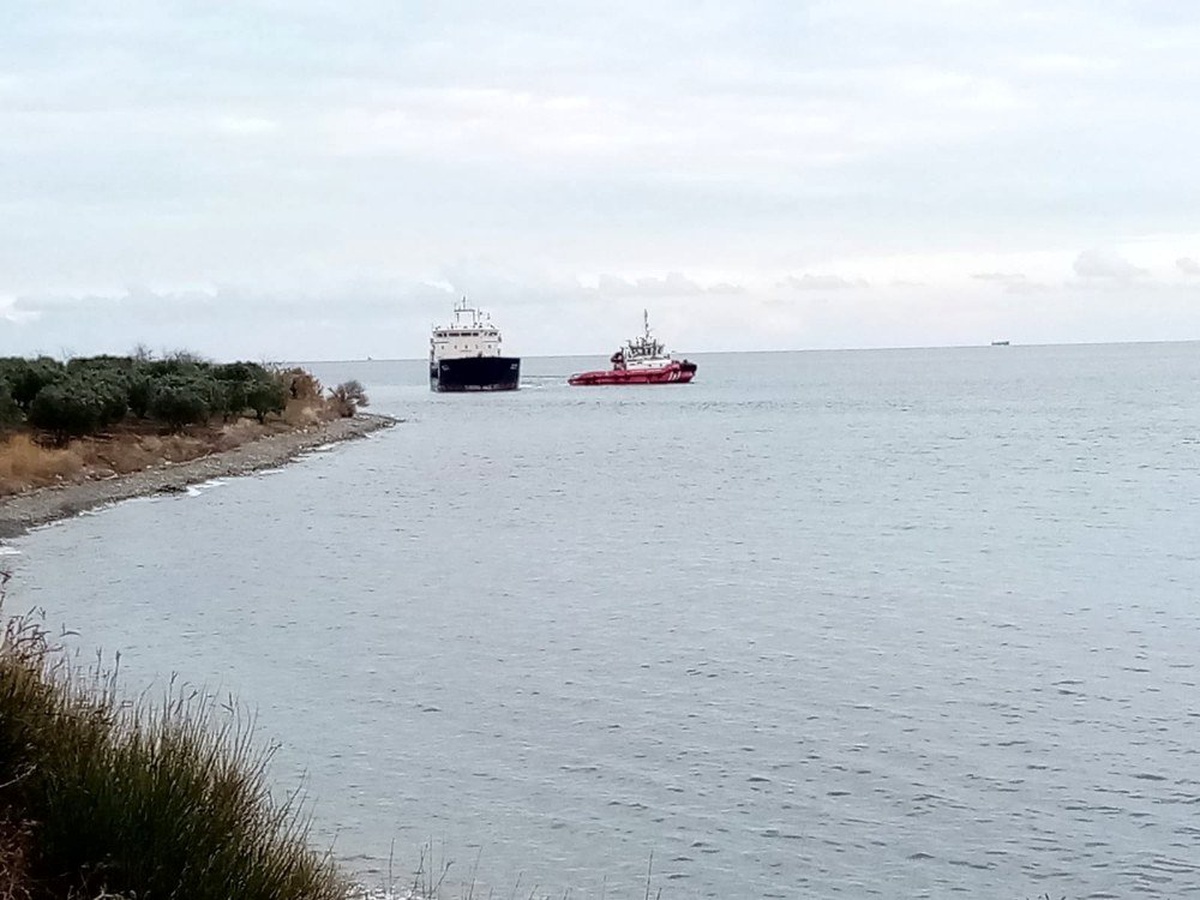 Tekirdağ\'da karaya oturan kuru yük gemisi kurtarılıyor