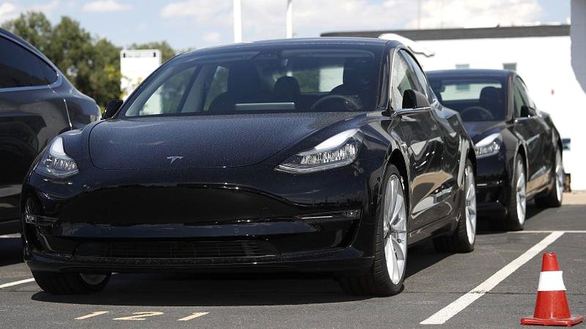 Tesla, Şangay\'da rekor hızla ürettiği \'Model 3\' araçlarının teslimatına başlıyor