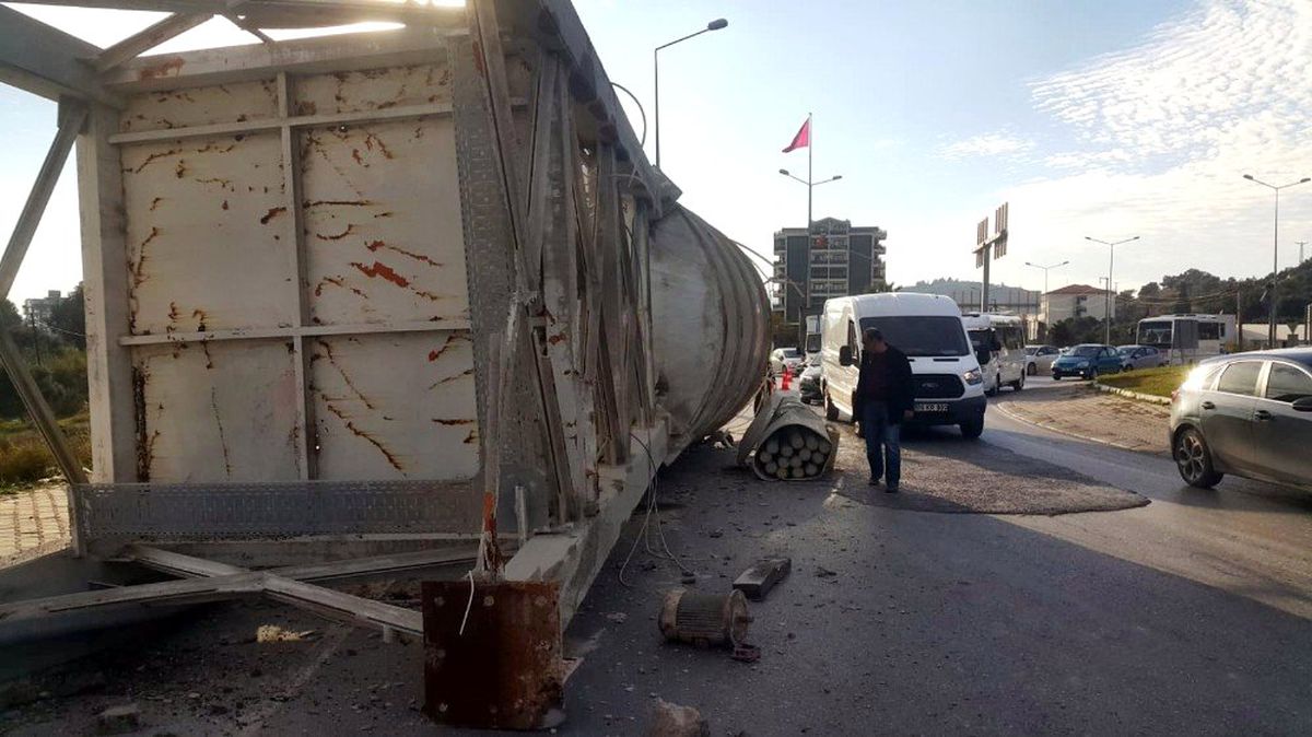 Tır kasasındaki dev çimento silosu yola düştü