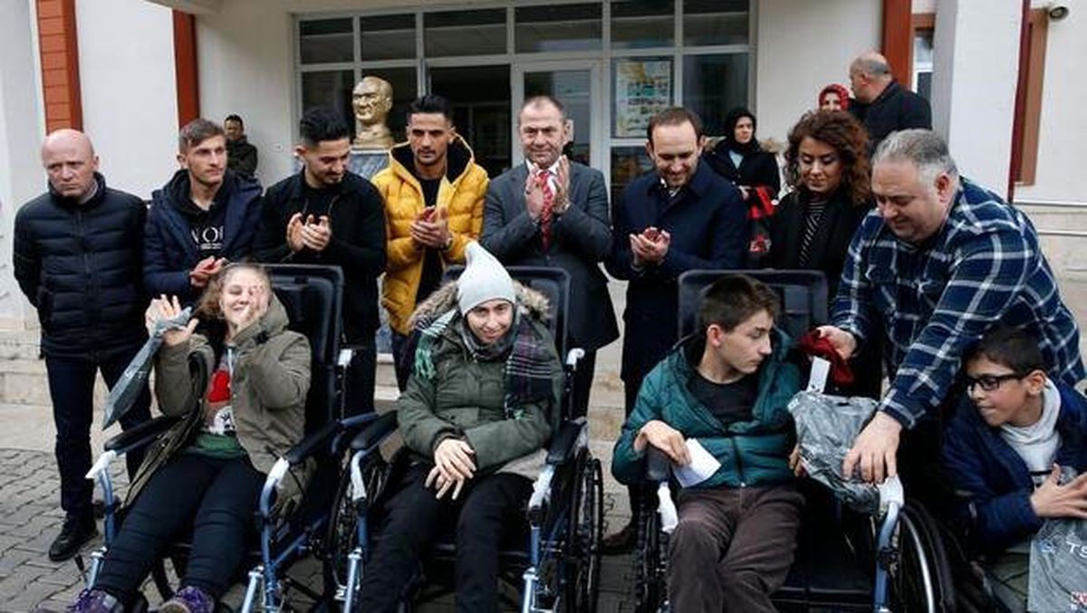 Trabzonspor\'dan engelli öğrencilere tekerlekli sandalye desteği