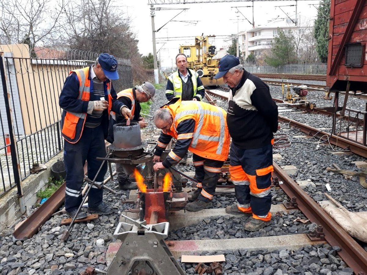 Tren yolunda sıkı çalışma
