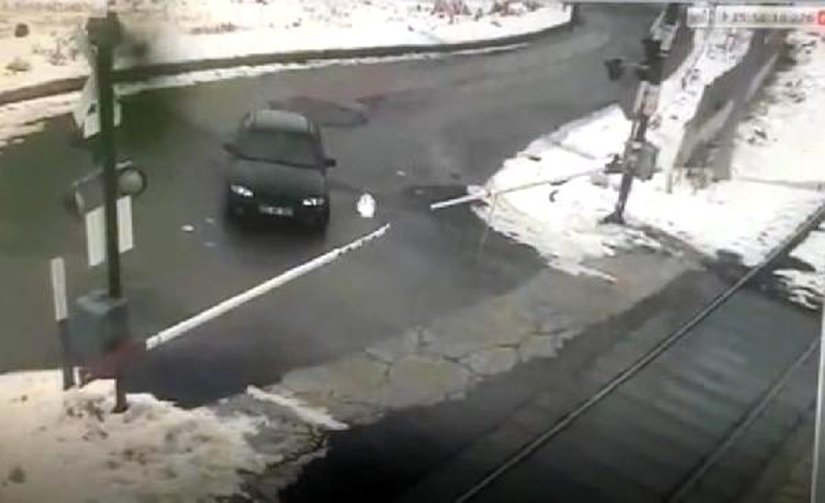 Trenin geçişini beklememek için bariyerleri kıran sürücü tutuklandı