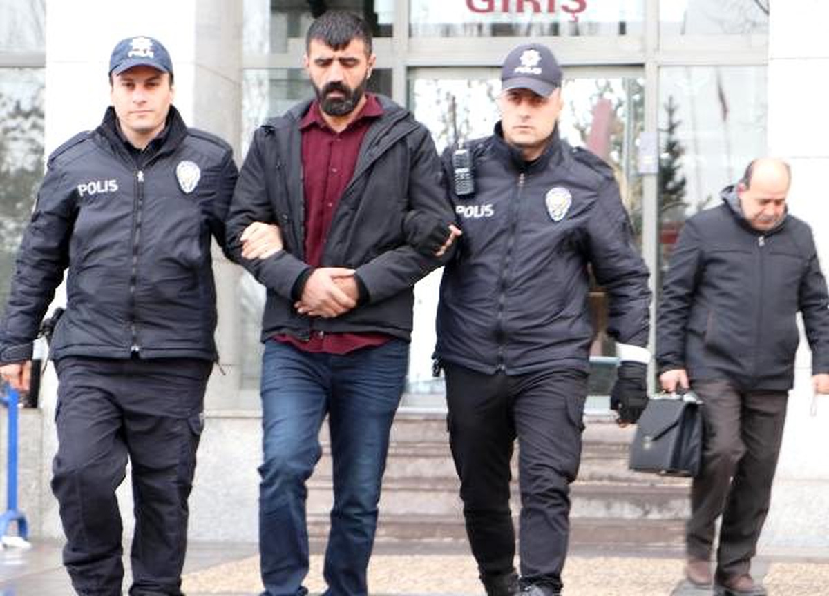 Trenin geçişini beklememek için bariyerleri kıran sürücü tutuklandı (2)