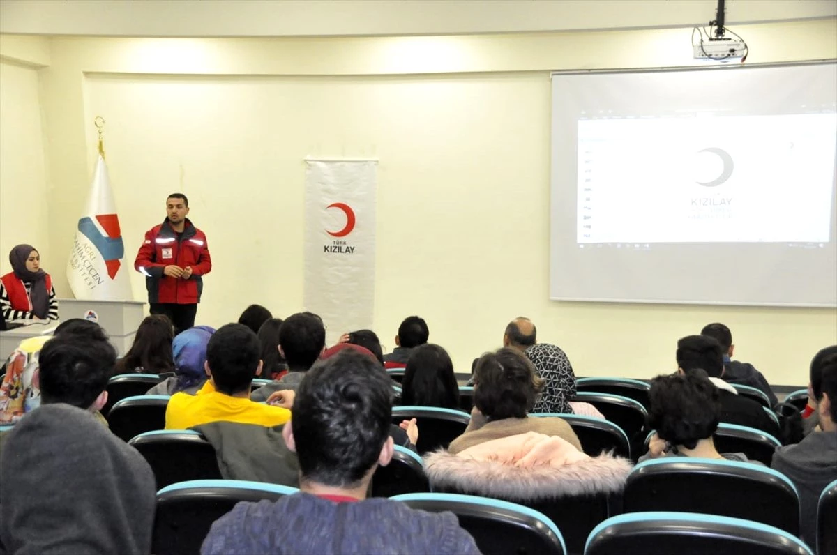 Türk Kızılay\'dan Doğubayazıt\'ta üniversite öğrencilerine konferans
