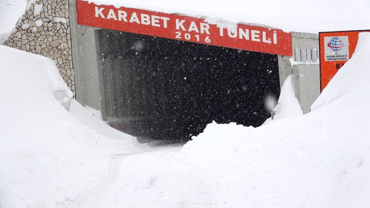 Van-Bahçesaray yolu ulaşıma kapandı